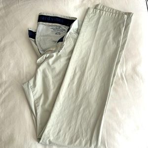 Vineyard Vines On the Go men’s Performance pant in Stone Size 28x32